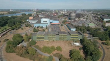 ThyssenKrupp Çelik Fabrikası 'nda Hot Strip Mill ve Rolling Mill. Şirketin temel işi çelik üretimi ve yassı karbon çelik ürünlerinin imalatının yanı sıra çelikle ilgili hizmetler sunulmasıdır..