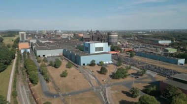ThyssenKrupp Çelik Fabrikası 'nda Hot Strip Mill ve Rolling Mill. Şirketin temel işi çelik üretimi ve yassı karbon çelik ürünlerinin imalatının yanı sıra çelikle ilgili hizmetler sunulmasıdır..