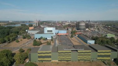ThyssenKrupp Çelik Fabrikası 'nda Hot Strip Mill ve Rolling Mill. Şirketin temel işi çelik üretimi ve yassı karbon çelik ürünlerinin imalatının yanı sıra çelikle ilgili hizmetler sunulmasıdır..