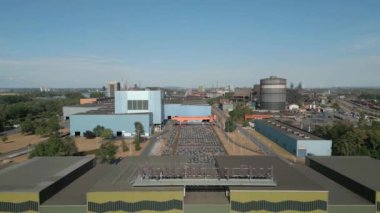 ThyssenKrupp Çelik Fabrikası 'nda Hot Strip Mill ve Rolling Mill. Şirketin temel işi çelik üretimi ve yassı karbon çelik ürünlerinin imalatının yanı sıra çelikle ilgili hizmetler sunulmasıdır..