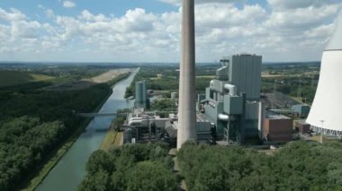 717 Megawatt 'lık kurulu kapasiteye sahip Almanya' nın Bergkamen kentindeki sert kömürle çalışan elektrik santralinin hava görüntüsü..
