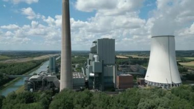 717 Megawatt 'lık kurulu kapasiteye sahip Almanya' nın Bergkamen kentindeki sert kömürle çalışan elektrik santralinin hava görüntüsü..