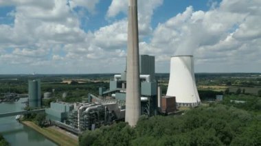 717 Megawatt 'lık kurulu kapasiteye sahip Almanya' nın Bergkamen kentindeki sert kömürle çalışan elektrik santralinin hava görüntüsü..