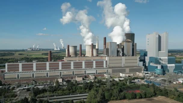 德国Niederaussem的褐煤燃煤发电厂的空中景观 它的总发电量为2584兆瓦 是德国仅次于纽拉斯发电厂的第二大发电厂 — 图库视频影像
