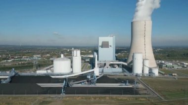 Dortmund-Ems Kanalı 'ndaki Datteln yakınlarında bulunan sert kömürle çalışan santralin (Blok 4) havadan görüntüsü. Uniper tarafından işletiliyor. Yeni 1100 Megawatt bloğun inşaatı 2007 yılında başladı ve 30 Mayıs 2020 'de faaliyete geçti..