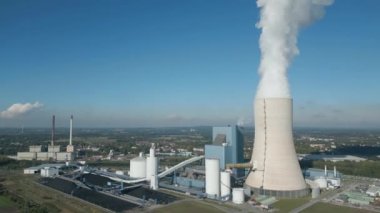 Dortmund-Ems Kanalı 'ndaki Datteln yakınlarında bulunan sert kömürle çalışan santralin (Blok 4) havadan görüntüsü. Uniper tarafından işletiliyor. Yeni 1100 Megawatt bloğun inşaatı 2007 yılında başladı ve 30 Mayıs 2020 'de faaliyete geçti..