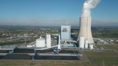 Dortmund-Ems Kanalı 'ndaki Datteln yakınlarında bulunan sert kömürle çalışan santralin (Blok 4) havadan görüntüsü. Uniper tarafından işletiliyor. Yeni 1100 Megawatt bloğun inşaatı 2007 yılında başladı ve 30 Mayıs 2020 'de faaliyete geçti..