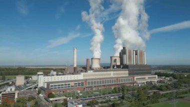 Enerji şirketi RWE tarafından işletilen linyit ateşlenmiş Weisweiler enerji istasyonunun hava görüntüsü. Eschweiler kenti yakınlarındaki üç güç ünitesi ve çok sayıda açık linyit mayını 1800 Megawatt elektrik üretimine sahiptir (brüt).).