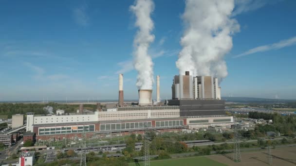 エネルギー会社Rweによって運営されている褐炭火力発電所Weisweilerの空中ビュー エッシャー市といくつかの露天掘りの褐炭鉱山の近くに位置する3つの発電所は 800メガワット 総発電量 の電力出力を持っている — ストック動画