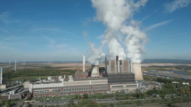 エネルギー会社Rweによって運営されている褐炭火力発電所Weisweilerの空中ビュー エッシャー市といくつかの露天掘りの褐炭鉱山の近くに位置する3つの発電所は 800メガワット 総発電量 の電力出力を持っている — ストック動画