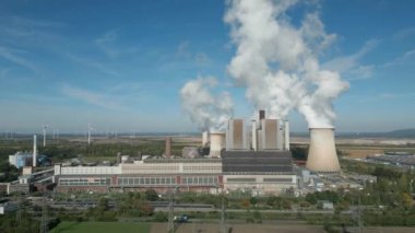 Enerji şirketi RWE tarafından işletilen linyit ateşlenmiş Weisweiler enerji istasyonunun hava görüntüsü. Eschweiler kenti yakınlarındaki üç güç ünitesi ve çok sayıda açık linyit mayını 1800 Megawatt elektrik üretimine sahiptir (brüt).).