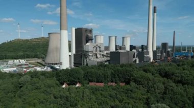 Almanya 'nın Northrhine-Westphalia kentindeki sert kömür santrali Scholven' in hava görüntüsü. Enerji şirketi Uniper tarafından işletilen bu güç istasyonu 760 Megawatt kapasiteye sahiptir..