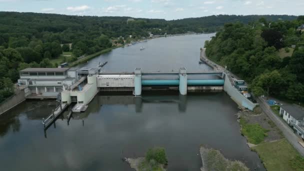 巴尔迪尼水电站和大坝 Baldeney Hydroelectric Plant Dam 是德国埃森市的一座径流发电厂 水电站的容量为9Megawatts 位于Essen Baldeney湖畔 它由Rwe — 图库视频影像