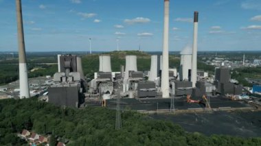 Almanya 'nın Northrhine-Westphalia kentindeki sert kömür santrali Scholven' in hava görüntüsü. Enerji şirketi Uniper tarafından işletilen bu güç istasyonu 760 Megawatt kapasiteye sahiptir..