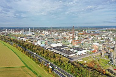 Kuzey Ren-Vestfalya 'daki Chempark Dormagen kimyasal kompleksi 360 hektarlık bir alanı kaplamaktadır. Ekin koruması, polimer, plastik, kauçuk ve bir organik ara maddeyi izosiyanata odaklı yaklaşık 2.000 kimyasal ürün burada üretiliyor.