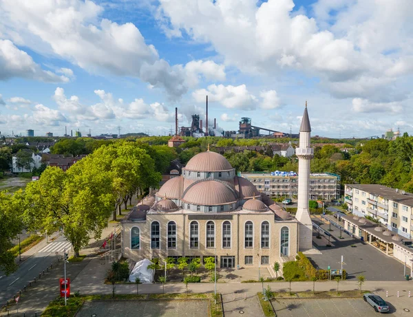Duisburg 'daki Merkez Cami' de, arkasında çelik fabrikası var. İbadet yeri 2008 yılında açıldı..