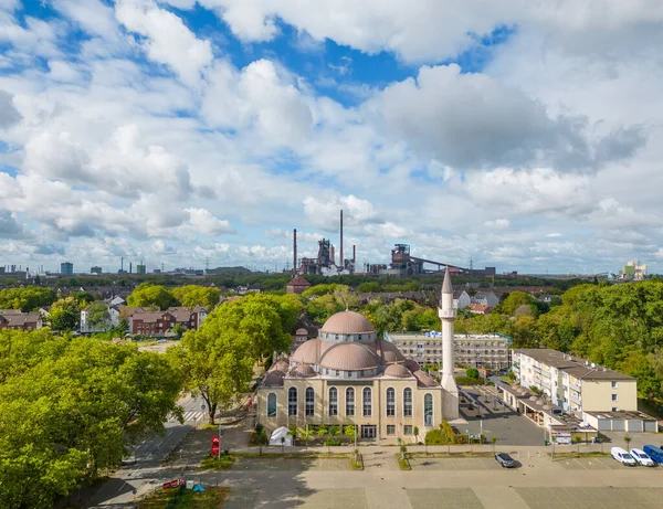 Duisburg 'daki Merkez Cami' de, arkasında çelik fabrikası var. İbadet yeri 2008 yılında açıldı..
