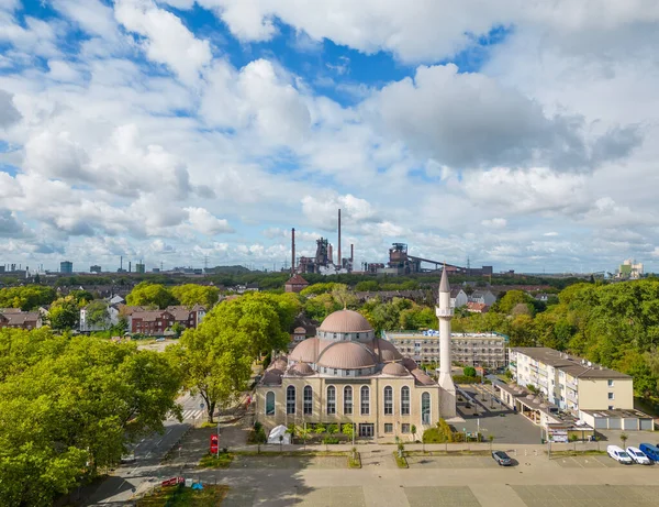 Centrale Moskee Duisburg Met Steelworks Achtergrond Islamitische Plaats Van Aanbidding Stockafbeelding