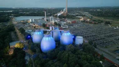 Bottrop 'taki kanalizasyon arıtma tesisi. Atık su arıtma tesisi 1991-1996 yılları arasında 230 milyon avroya inşa edildi. Saniyede 8,500 litreye kadar su temizliyor. 54 metre yüksekliğindeki sindirim kulelerinin toplam hacmi 60.000 metredir..