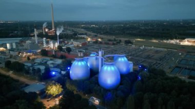 Bottrop 'taki kanalizasyon arıtma tesisi. Atık su arıtma tesisi 1991-1996 yılları arasında 230 milyon avroya inşa edildi. Saniyede 8,500 litreye kadar su temizliyor. 54 metre yüksekliğindeki sindirim kulelerinin toplam hacmi 60.000 metredir..