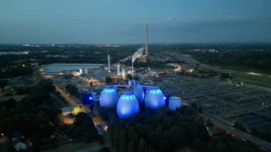 Bottrop 'taki kanalizasyon arıtma tesisi. Atık su arıtma tesisi 1991-1996 yılları arasında 230 milyon avroya inşa edildi. Saniyede 8,500 litreye kadar su temizliyor. 54 metre yüksekliğindeki sindirim kulelerinin toplam hacmi 60.000 metredir..