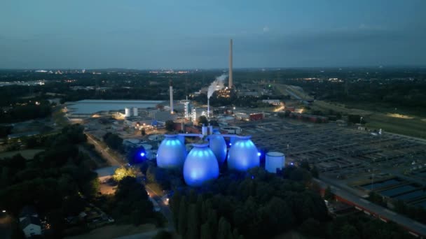 污水处理厂 Bottrop 废水处理厂建于1991 1996年 耗资2 3亿欧元 它每秒钟净化8500升的水 这四座54米高的消化塔的总体积为60 000米 — 图库视频影像