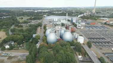 Bottrop 'taki kanalizasyon arıtma tesisi. Atık su arıtma tesisi 1991-1996 yılları arasında 230 milyon avroya inşa edildi. Saniyede 8,500 litreye kadar su temizliyor. 54 metre yüksekliğindeki sindirim kulelerinin toplam hacmi 60.000 metredir..