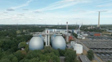 Bottrop 'taki kanalizasyon arıtma tesisi. Atık su arıtma tesisi 1991-1996 yılları arasında 230 milyon avroya inşa edildi. Saniyede 8,500 litreye kadar su temizliyor. 54 metre yüksekliğindeki sindirim kulelerinin toplam hacmi 60.000 metredir..