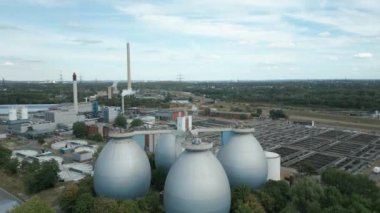 Bottrop 'taki kanalizasyon arıtma tesisi. Atık su arıtma tesisi 1991-1996 yılları arasında 230 milyon avroya inşa edildi. Saniyede 8,500 litreye kadar su temizliyor. 54 metre yüksekliğindeki sindirim kulelerinin toplam hacmi 60.000 metredir..