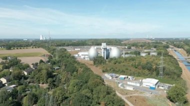 Emschermndung atık su arıtma tesisi Dinslaken, Oberhausen ve Duisburg arasında yer almaktadır. Emschergenossenschaft tarafından işletiliyor. Yılda 400 milyon metreküpten fazla atık su kullanılıyor. 