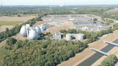 Emschermndung atık su arıtma tesisi Dinslaken, Oberhausen ve Duisburg arasında yer almaktadır. Emschergenossenschaft tarafından işletiliyor. Yılda 400 milyon metreküpten fazla atık su kullanılıyor. 