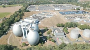 Emschermndung atık su arıtma tesisi Dinslaken, Oberhausen ve Duisburg arasında yer almaktadır. Emschergenossenschaft tarafından işletiliyor. Yılda 400 milyon metreküpten fazla atık su kullanılıyor. 