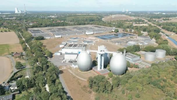 Emschermndung废水处理厂位于Dinslaken Oberhausen和Duisburg之间的城市边界 它由Emschergenossenschaft管理 每年处理的废水超过4亿立方米 — 图库视频影像