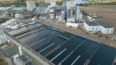 EGK Krefeld, Krefeld kenti için atık ve kanalizasyon atıklarından elektrik ve bölge ısıtma üreten bir atık yakma tesisi ve kanalizasyon arıtma tesisidir..