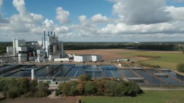 EGK Krefeld, Krefeld kenti için atık ve kanalizasyon atıklarından elektrik ve bölge ısıtma üreten bir atık yakma tesisi ve kanalizasyon arıtma tesisidir..