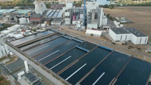Egk Krefeldは Krefeld市のための廃棄物や下水汚泥から電気と地域の暖房を生成する複合廃棄物焼却施設と下水処理場です — ストック動画