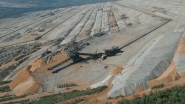 Hambach açık çukur madeni, 4.380 hektarlık işletim alanı (2017) ve 8500 hektarlık onaylanmış maksimum madencilik alanıyla Avrupa 'nın en büyük linyit madenidir..
