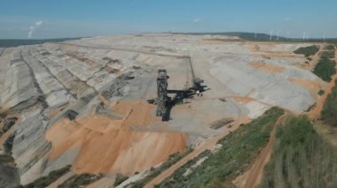 Hambach açık çukur madeni, 4.380 hektarlık işletim alanı (2017) ve 8500 hektarlık onaylanmış maksimum madencilik alanıyla Avrupa 'nın en büyük linyit madenidir..