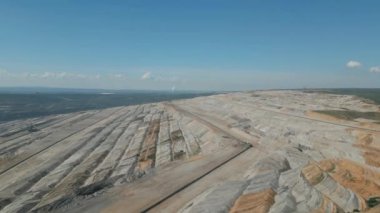 Hambach açık çukur madeni, 4.380 hektarlık işletim alanı (2017) ve 8500 hektarlık onaylanmış maksimum madencilik alanıyla Avrupa 'nın en büyük linyit madenidir..