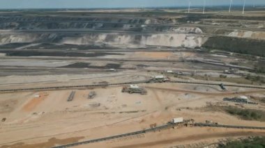 Garzweiler açık maden ocağı Kuzey Ren linyit madencilik bölgesinde RWE Power tarafından işletilen bir linyit madenidir. Tahminlere göre, Garzweiler 'ın 1.3 milyar ton rezervi var. Garzweiler 'da çıkarılan linyit madenlerinin çoğu bölgede yakıldı..