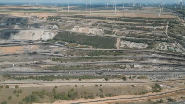 加茨韦勒露天矿是Rwe电力公司在莱尼什北部褐煤矿区运营的一个褐煤矿山 根据估计 加茨威勒的储量为13亿吨 Garzweiler开采的大多数褐煤在该地区被烧毁 — 图库视频影像