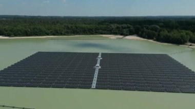 5.800 güneş paneli, Haltern, Kuzey Ren Westphalia 'da bulunan en büyük yüzen fotovoltaik sistemle birleştirilmiştir. Kurulum 2 futbol sahası büyüklüğündedir ve Mayıs 2022 'den beri faaliyettedir..