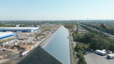 Kuzey Ren-Vestfalya 'daki bir üretim salonunun çatısındaki güneş panelleri yenilenebilir enerji sağlıyor..