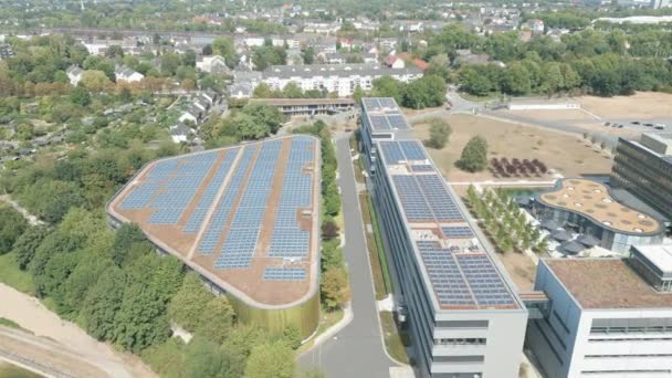 Sonnenkollektoren Auf Einem Bürogebäude Deutschland — Stockvideo