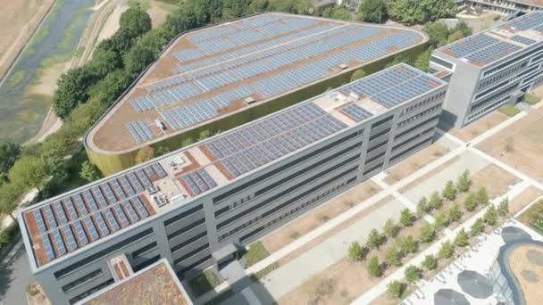 安装在德国一幢办公楼上的太阳能电池板 — 图库视频影像