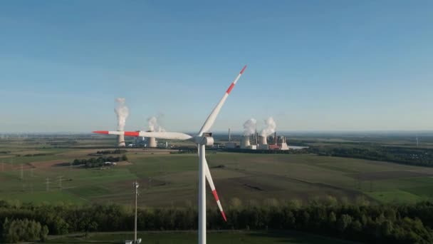 北莱茵 威斯特法伦州的风力涡轮机 背景为燃煤发电厂 — 图库视频影像