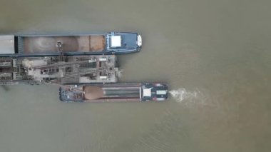 Ren nehrinde çakıl sökücü kullanarak kum ve çakıl çıkarma..