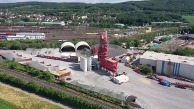 Kuzey Ren-Vestfalya 'daki Asfalt Fabrikası' nda çakıl ve taş ezme tesisi.. 