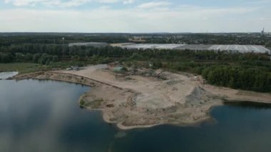 Aşağı Ren Bölgesi, Kuzey Ren-Vestfalya 'da çakıl çıkarma ve kum çıkarma tesisi.