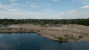 Aşağı Ren Bölgesi, Kuzey Ren-Vestfalya 'da çakıl çıkarma ve kum çıkarma tesisi.